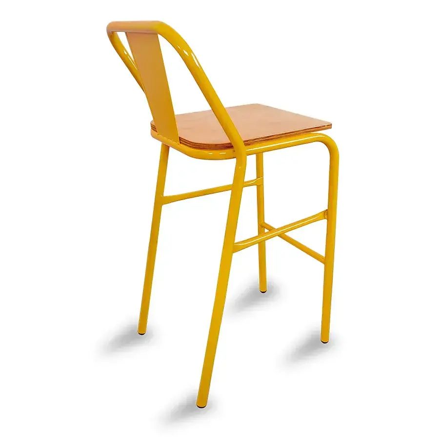 banco niso amarillo aciento de madera atras.webp